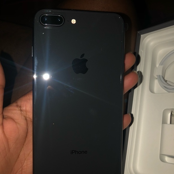 iPhone 8 Plus - Picture 2 of 3